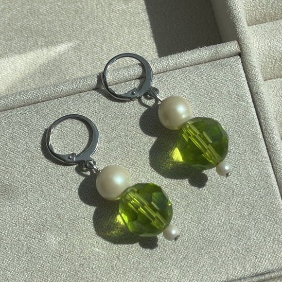 Green glass bead & glass pearl huggie hoop earrings - Picture 4 of 5